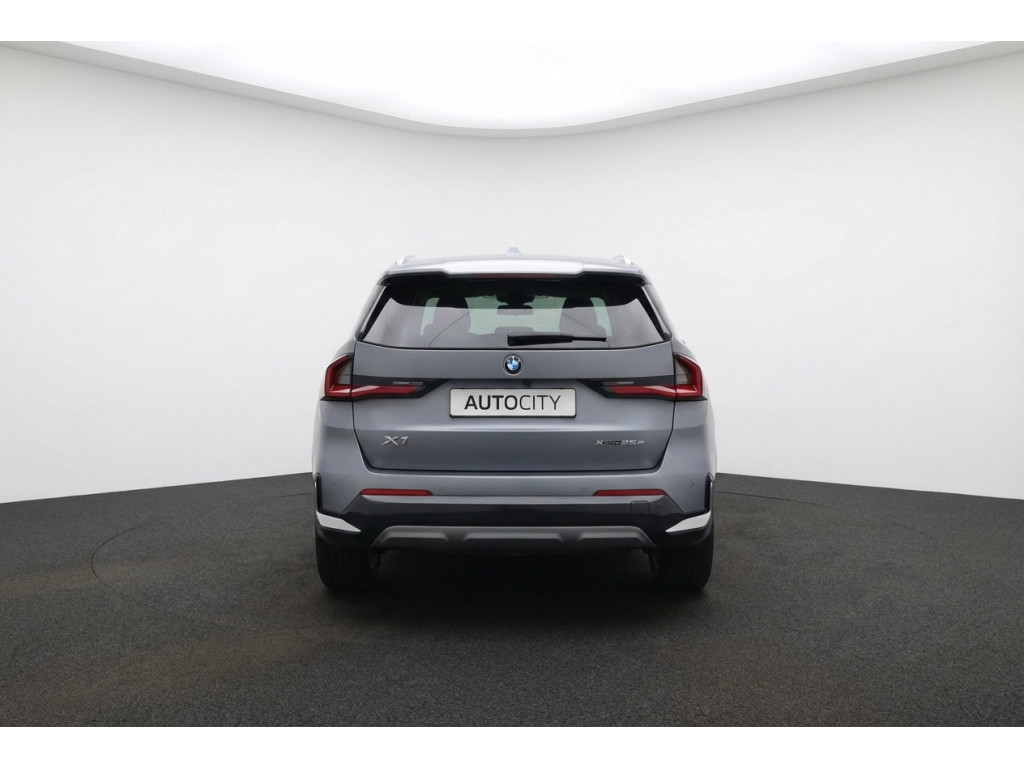 52646185-3.jpg