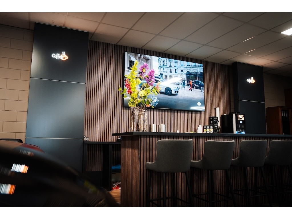 53383305-3.jpg