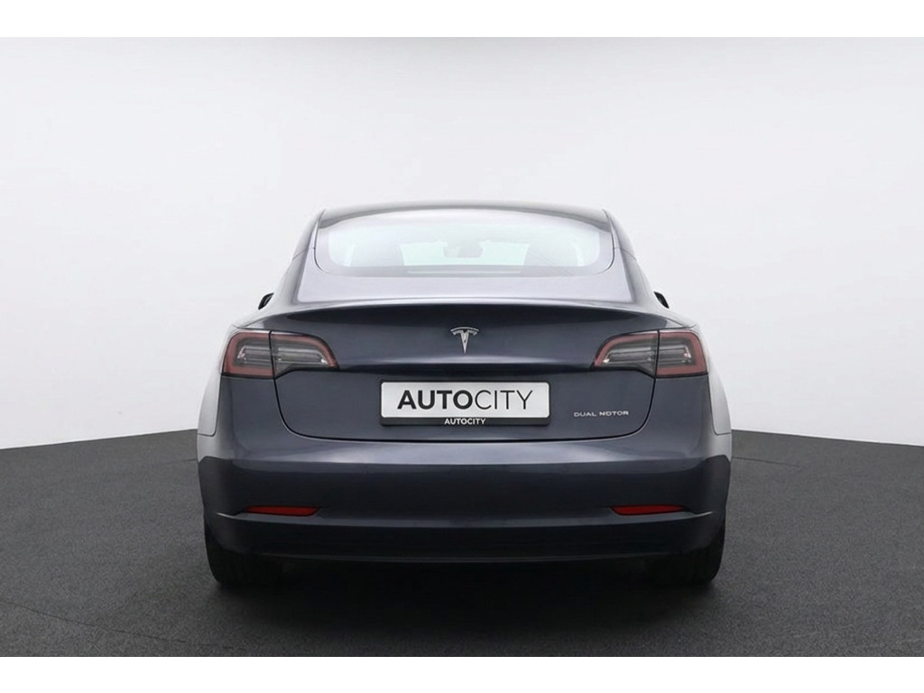 54901278-3.jpg