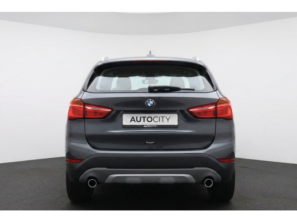 56456334-3.jpg